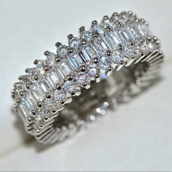 BAGGAGE 18K ROUND DIAMOND SILVER ETERNITY RING, CUTE RING, SHINY RING. - Picture 1 of 7
